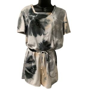 Erge Women’s Black and Cream Tie-Dye Jumper Shorts Outfit WORN ONCE. Drawstring